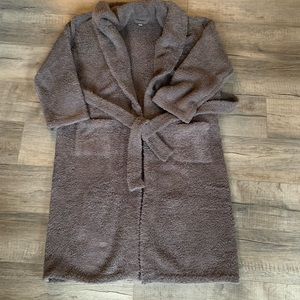 Barefoot Dreams CozyChic luxury robe is very soft and flexible. 2 pockets w/tie.